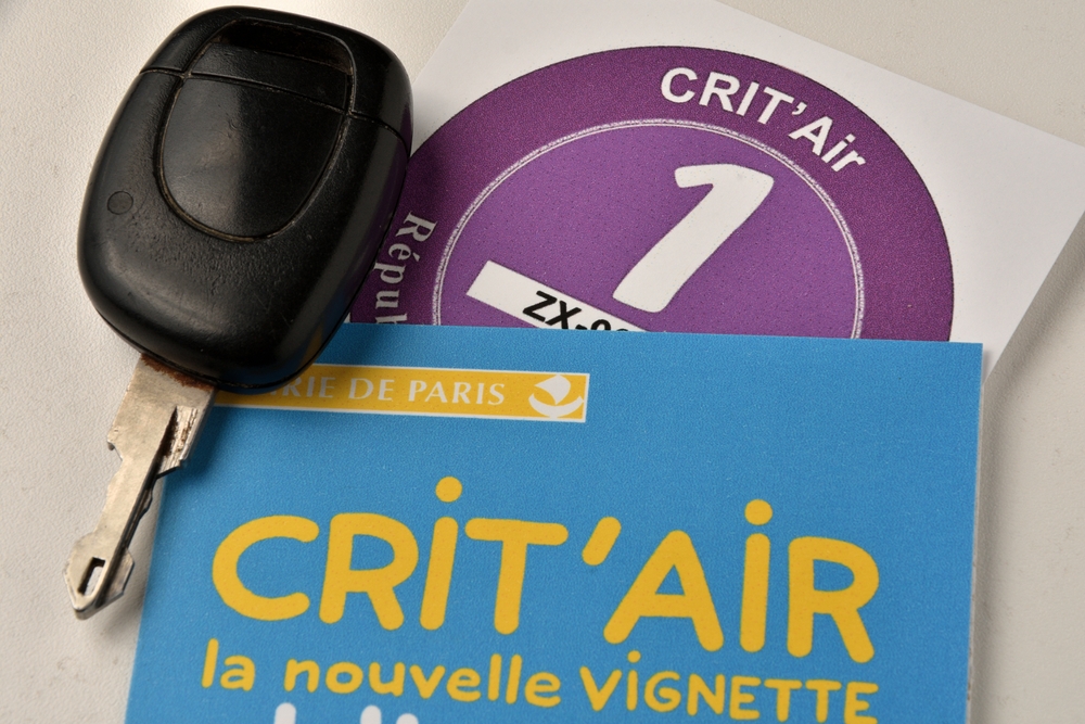 Autocollant et document Crit'Air et clé de voiture