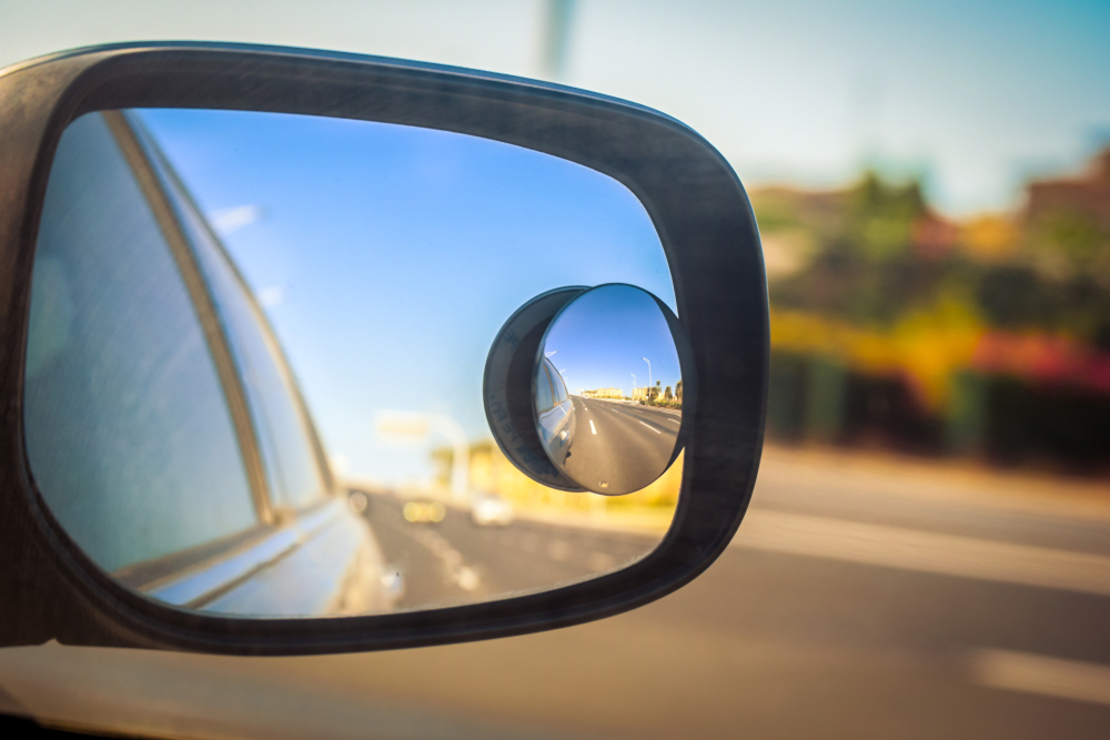 L’angle mort en conduite : Comprendre, détecter et agir pour une route plus sûre