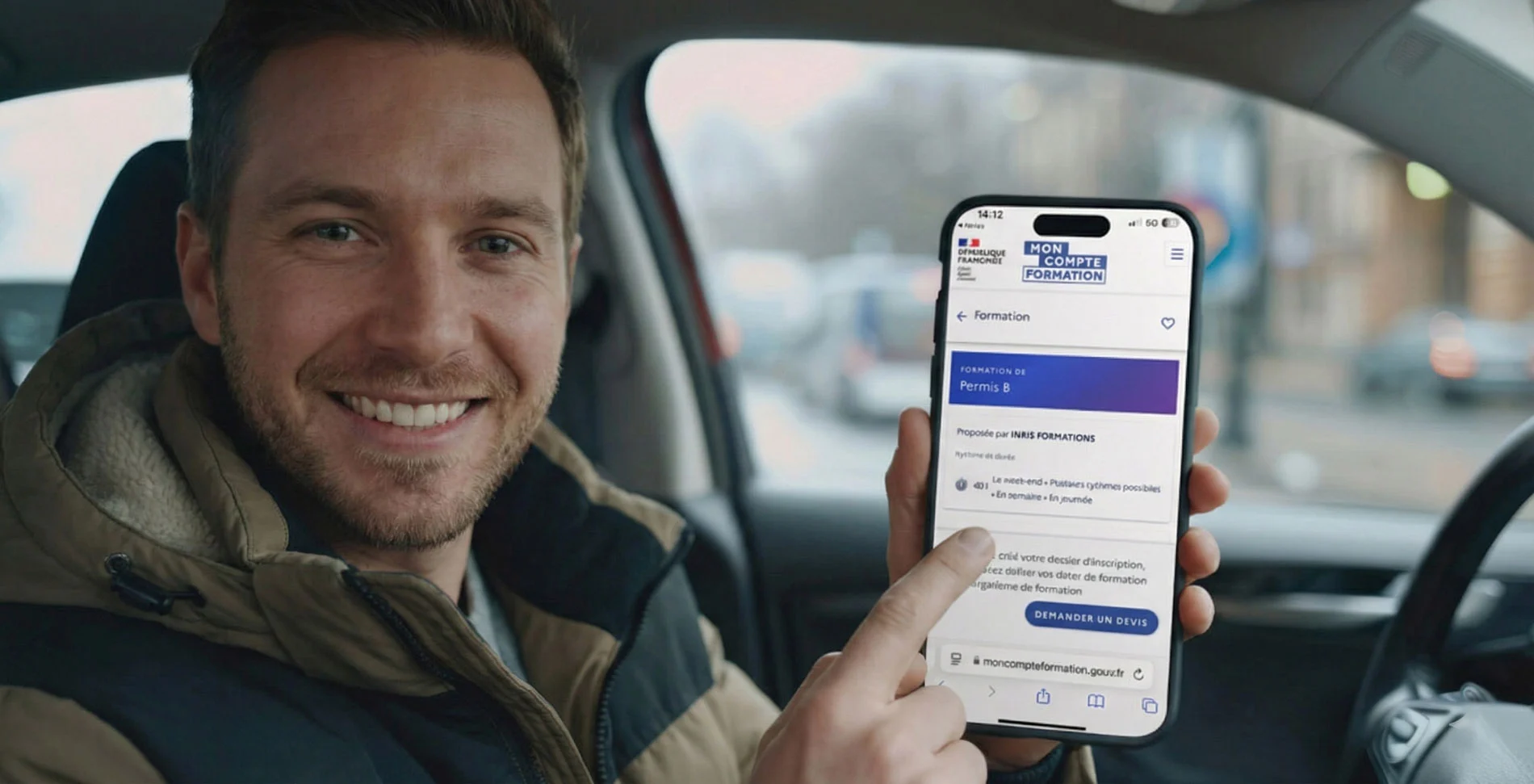 homme consultant son compte cpf sur smartphone